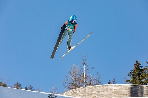 kayakla uzun atlama yapan sporcu