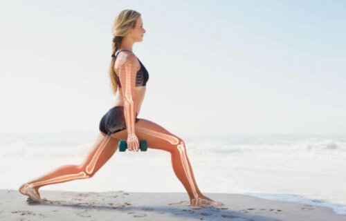 Kemiklerini güçlendirmek için egzersiz yapan bir kadın.