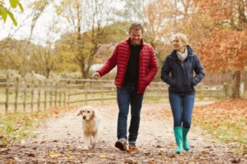 köpek gezdiren çift