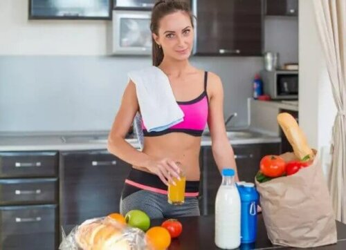 Meyve suyu içen bir kadın.