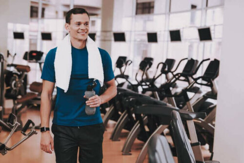 Modern bir spor salonu açmak için gerekli şeyleri yerine getirmiş bir kişi.