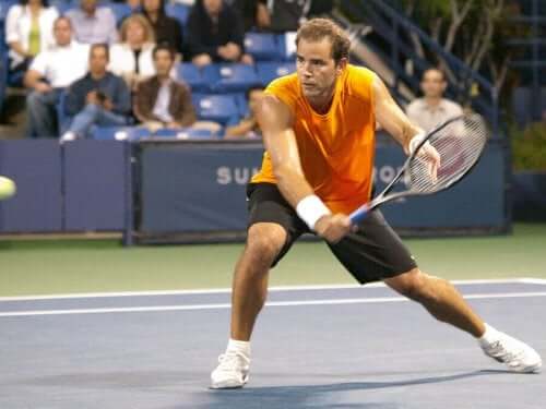 Pete Sampras'ın tenis sahasında çekilmiş bir fotoğrafı.