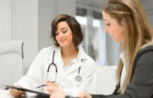 Hastasının tıbbi geçmişini alan bir doktor.