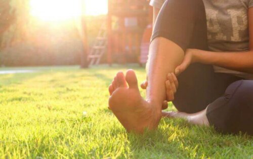 Topuk dikeni olan bir kişi.