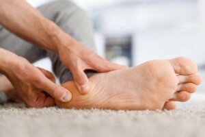 Topuk Dikeni: Belirtileri ve Tedavisi