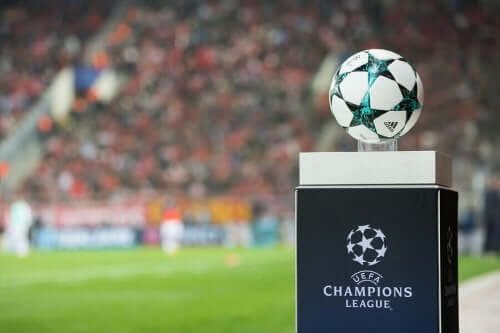 stad önünde uefa kupası