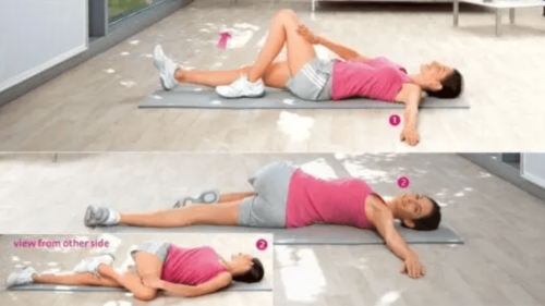 Yerde bir mat kullanarak esneyen bir kadın.