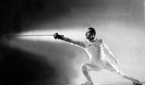 Bir eskrim pozundaki Edoardo Mangiarotti.