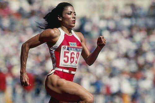 Florence Griffith'in koşarken çekilmiş bir fotoğrafı.