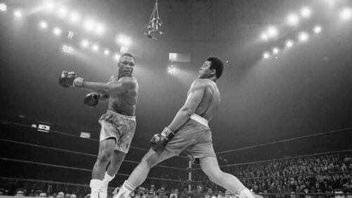 Mahammad Ali ve Joe Frazier arasındaki bir maç.