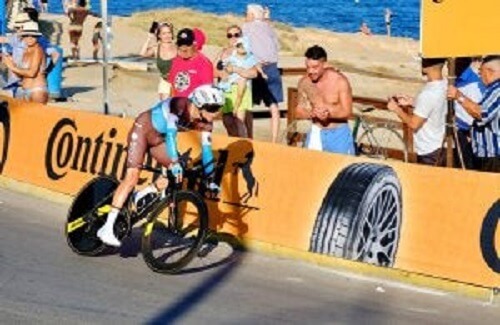 Vuelta a España'da yarışan bir bisikletçi.