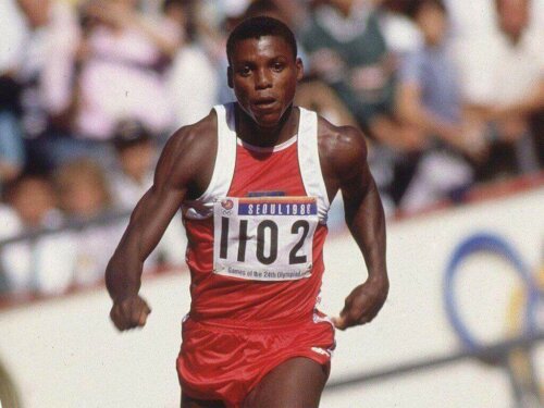 Carl Lewis'in Olimpiyat yarışlarından birinde çekilmiş bir fotoğrafı.