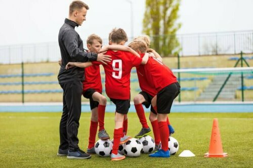Bir çocuk futbol takımı ve koçları.
