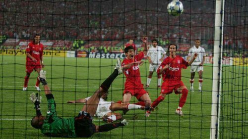 Bir Şampiyonlar Ligi galibiyeti daha elde etmekte olan Liverpool.