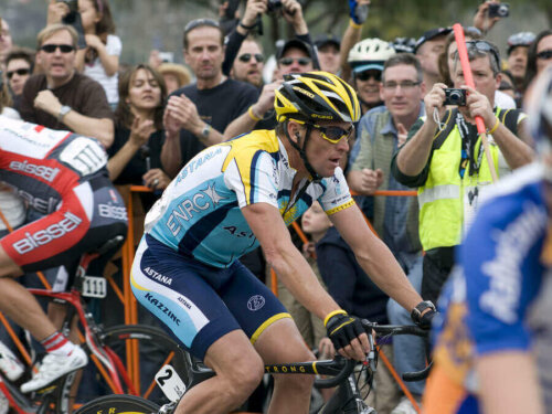 Lance Armstrong ve onu destekleyen hayranlar.